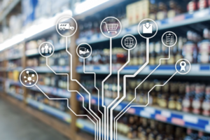 Lorong supermarket dengan ikon digital rantai pasok yang merepresentasikan logistik ritel dan manajemen inventori.