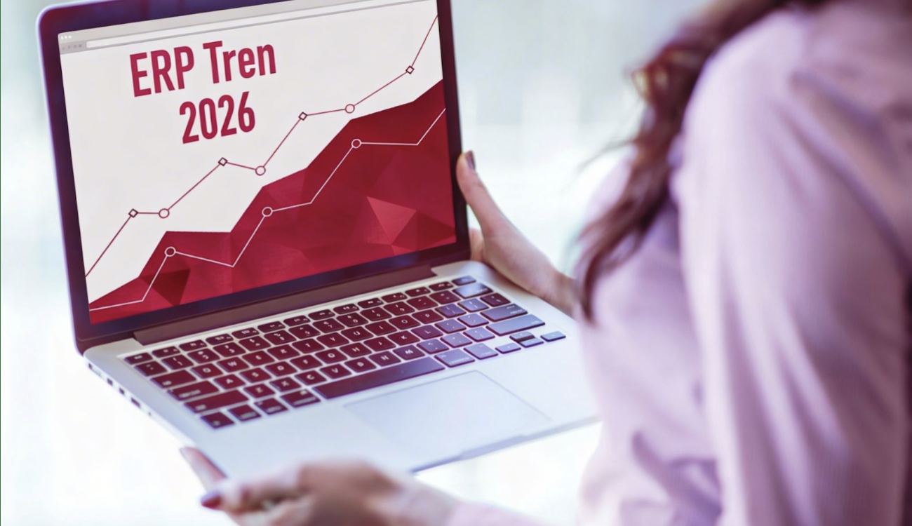 Perempuan memegang laptop yang menampilkan grafik pertumbuhan berwarna merah dan judul “Tren ERP 2026” di layar.